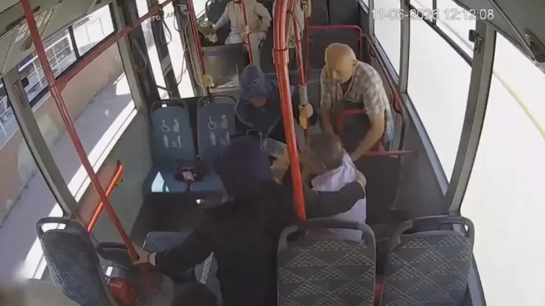 Fenalaşan yolcuyu hastaneye belediye otobüsü yetiştirdi