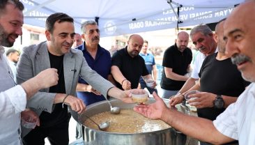 Başiskele’de Muharrem Ayı bereketi: Başkan Özlü kendi elleriyle aşure ikram etti