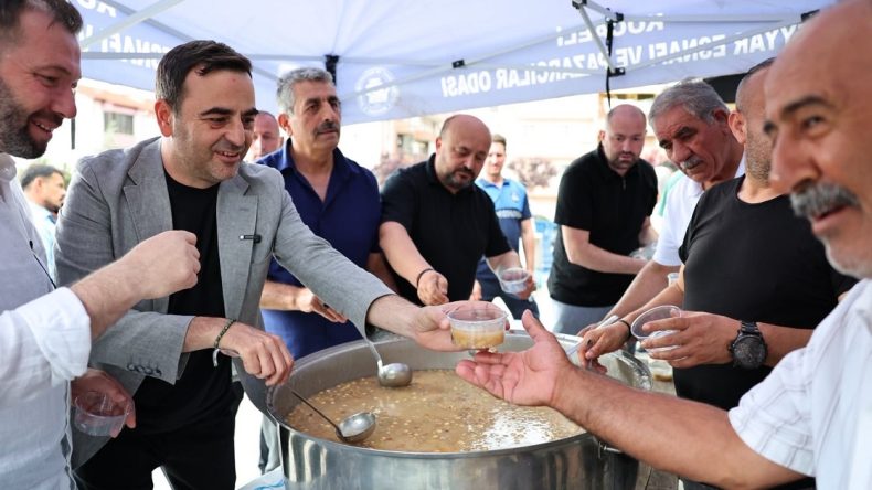 Başiskele’de Muharrem Ayı bereketi: Başkan Özlü kendi elleriyle aşure ikram etti