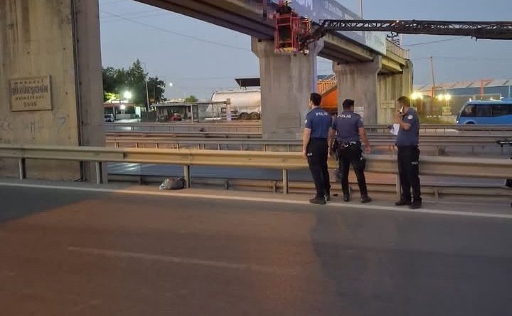 Kocaeli’de şok! Üst geçitte asılı şekilde ölü bulundu