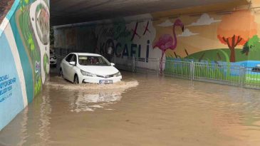 Kocaeli’de alt geçit göle döndü, vatandaşlar zor anlar yaşadı