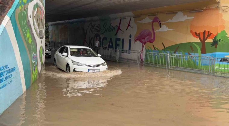 Kocaeli’de alt geçit göle döndü, vatandaşlar zor anlar yaşadı