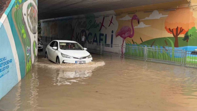 Kocaeli’de alt geçit göle döndü, vatandaşlar zor anlar yaşadı