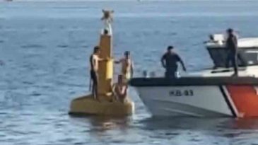 Denize giren 3 kişi boğulmamak için deniz fenerine çıktı, sahil güvenlik harekete geçti