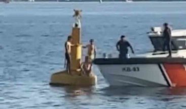 Denize giren 3 kişi boğulmamak için deniz fenerine çıktı, sahil güvenlik harekete geçti