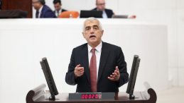 Gergerlioğlu Meclis’te esti gürledi: “Safiport’tan vergi alınmıyor, esnaf ise perişan!”