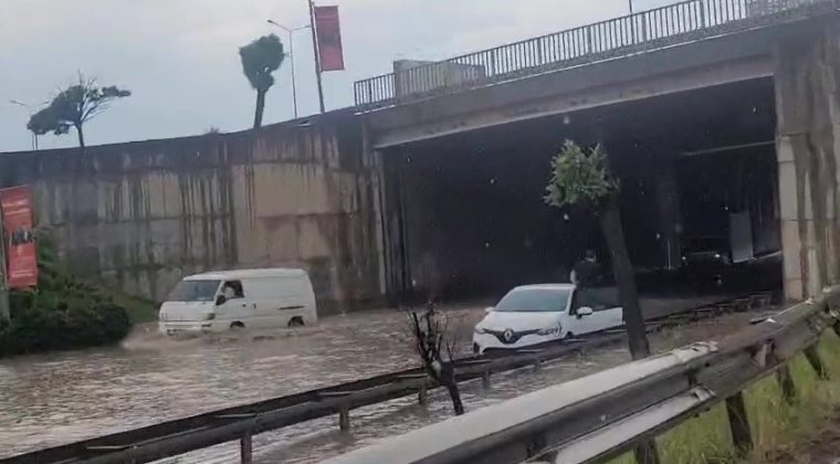 Kocaeli’de aniden bastıran sağanak hayatı felç etti