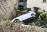 Kocaeli’de akılalmaz kaza: 5 metreden bahçeye uçtular