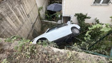 Kocaeli’de akılalmaz kaza: 5 metreden bahçeye uçtular
