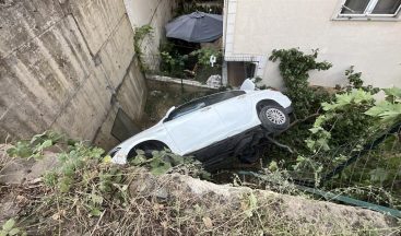 Kocaeli’de akılalmaz kaza: 5 metreden bahçeye uçtular