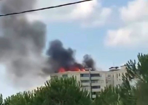 Kocaeli’de korkutan yangın: Binanın çatısı alev alev yandı