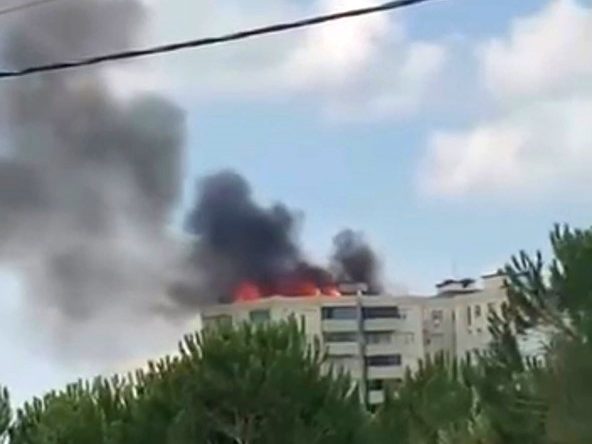 Kocaeli’de korkutan yangın: Binanın çatısı alev alev yandı
