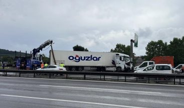 TEM Otoyolu Pendik mevkiinde tır kazası: Trafik kilitlendi