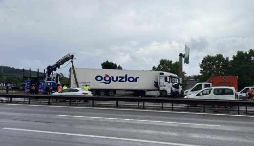 TEM Otoyolu Pendik mevkiinde tır kazası: Trafik kilitlendi