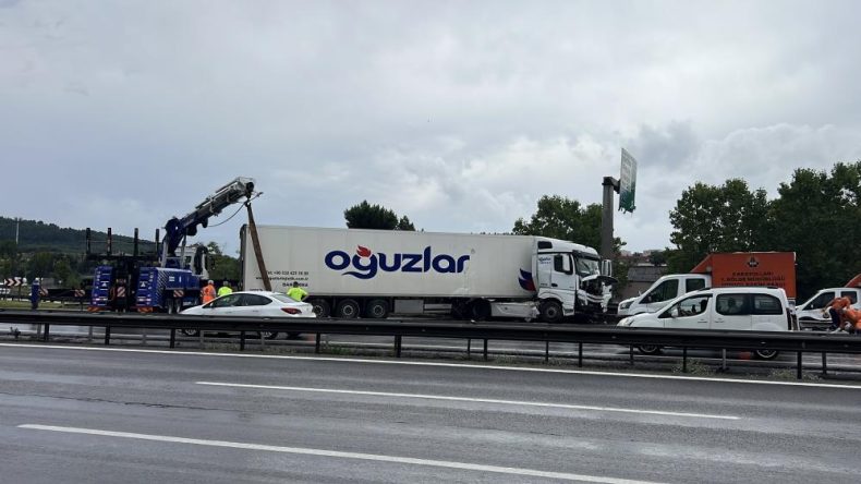 TEM Otoyolu Pendik mevkiinde tır kazası: Trafik kilitlendi