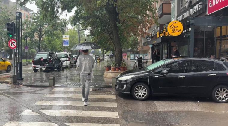 Kocaeli’de ani sağanak kabusu: Gün ortasında hayat durma noktasına geldi