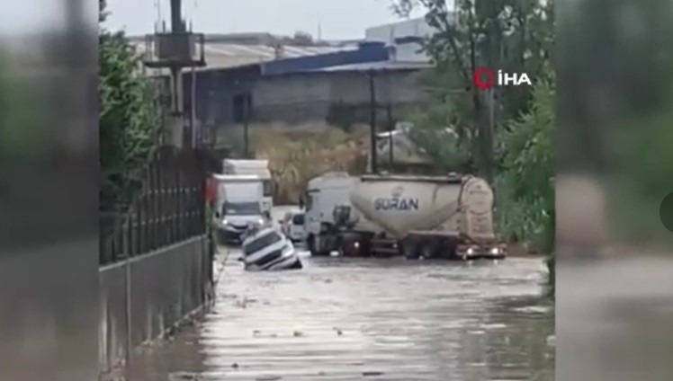 Kocaeli’yi fena vurdu: Araçlar mahsur kaldı
