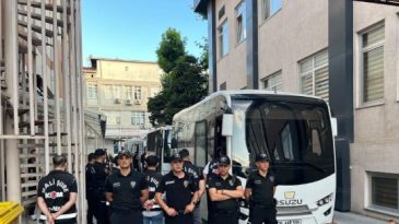 İzmit Belediye Başkanı Fatma Kaplan Hürriyet ve eşi Murat Hürriyet’in de bulunduğu 30 şüpheli adliyeye sevk edildi