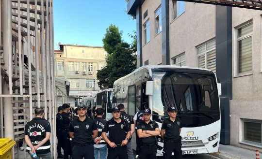 İzmit Belediye Başkanı Fatma Kaplan Hürriyet ve eşi Murat Hürriyet’in de bulunduğu 30 şüpheli adliyeye sevk edildi