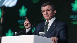 Partiyi feshetti, siyaseti bıraktı