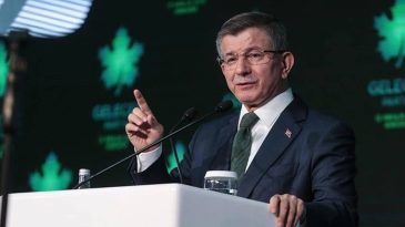 Partiyi feshetti, siyaseti bıraktı