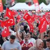 Binlerce kişi Türk bayraklarıyla milli iradeye sahip çıkma mesajı verdi