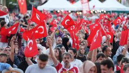 Binlerce kişi Türk bayraklarıyla milli iradeye sahip çıkma mesajı verdi