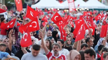 Binlerce kişi Türk bayraklarıyla milli iradeye sahip çıkma mesajı verdi