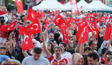 Binlerce kişi Türk bayraklarıyla milli iradeye sahip çıkma mesajı verdi
