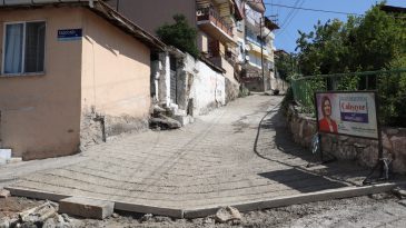 İzmit Kanlıbağ Sokak’ta beton yol yenileniyor