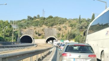 Kocaeli’de iki otomobil çarpıştı