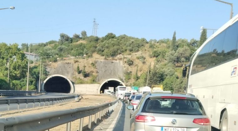 Kocaeli’de iki otomobil çarpıştı