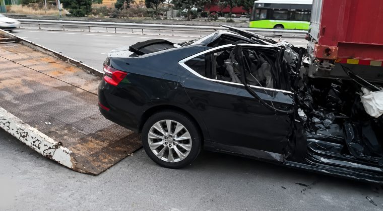 Kocaeli’de can pazarı! Baba oğul tırın altına girdi