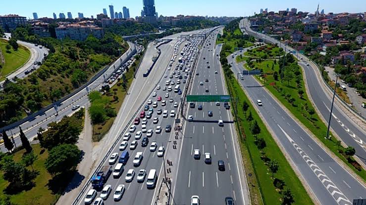 Sürücülerin dikkatine: TEM otoyolunda o yön kapatıldı, trafik akışı tamamen değişti