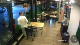Motosiklet lokantada oturan müşteriye çarptı