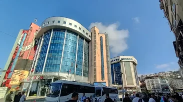 İzmit Belediyesi’nde kritik saatler: Seçim öncesi zirve trafiği başladı