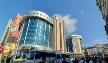 İzmit Belediyesi’nde kritik saatler: Seçim öncesi zirve trafiği başladı