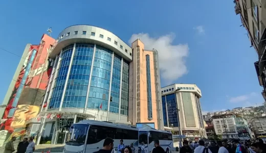 İzmit Belediyesi’nde kritik saatler: Seçim öncesi zirve trafiği başladı