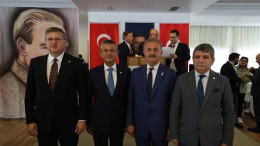 CHP’den ayrılan Kocaelili vekiller YENİ Parti rozetini taktı