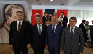 CHP’den ayrılan Kocaelili vekiller YENİ Parti rozetini taktı
