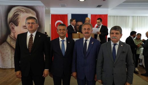 CHP’den ayrılan Kocaelili vekiller YENİ Parti rozetini taktı