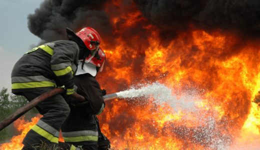 Kocaeli’de korkutan iş yeri yangını: Berber dükkânı alev alev yandı