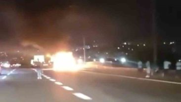 TEM Otoyolu Kocaeli geçişinde minibüs alev alev yandı
