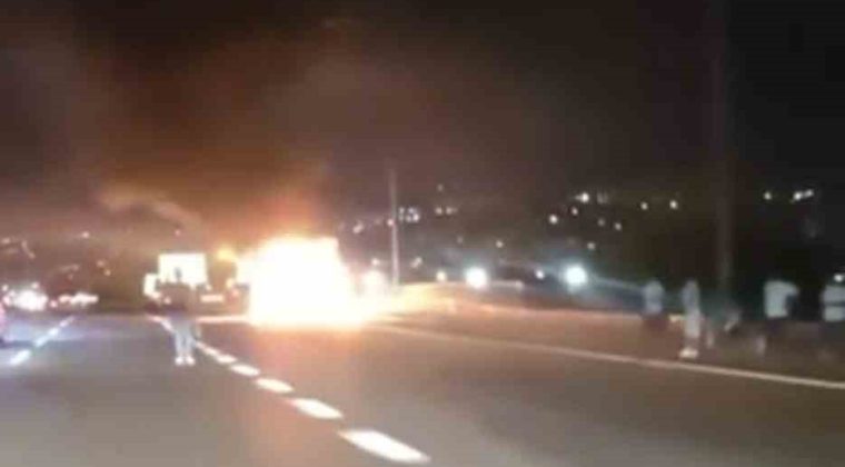 TEM Otoyolu Kocaeli geçişinde minibüs alev alev yandı