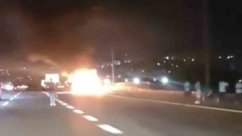 TEM Otoyolu Kocaeli geçişinde minibüs alev alev yandı