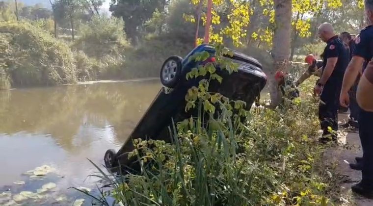 Otomobil dereye uçtu: Sürücü hayatını kaybetti