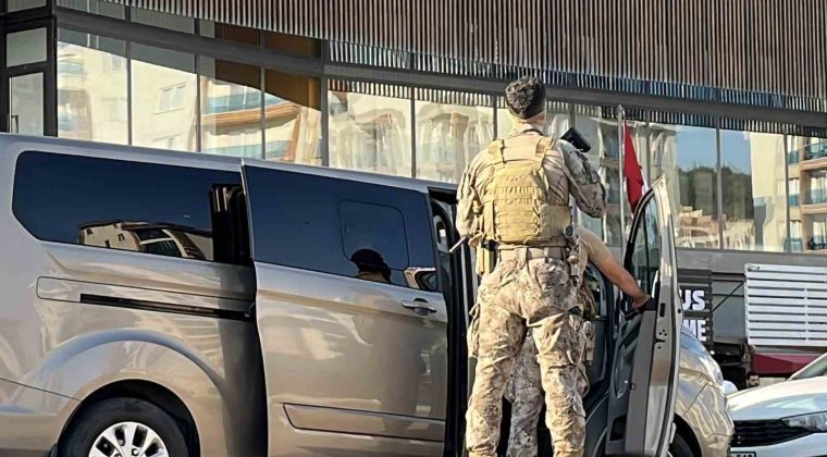 Kaçmaya çalışan şüpheli merdivenlerden düşerek yakalandı