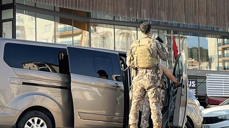 Kaçmaya çalışan şüpheli merdivenlerden düşerek yakalandı
