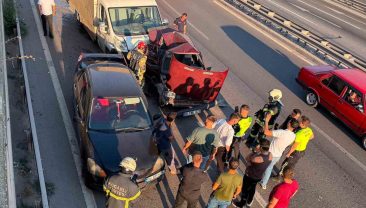 Kocaeli’de 3 araç zincirleme kazaya karıştı
