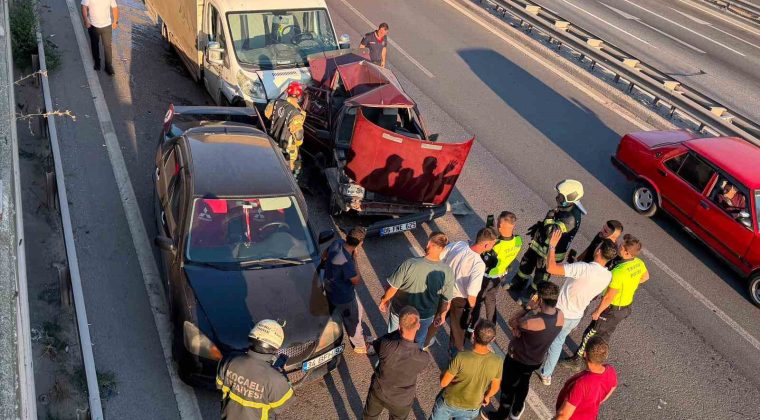 Kocaeli’de 3 araç zincirleme kazaya karıştı